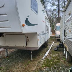 2004 Flagstaff 32 ft 5th Wheel