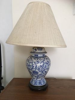 Table lamp with blue and white Chinoiserie porcelain base