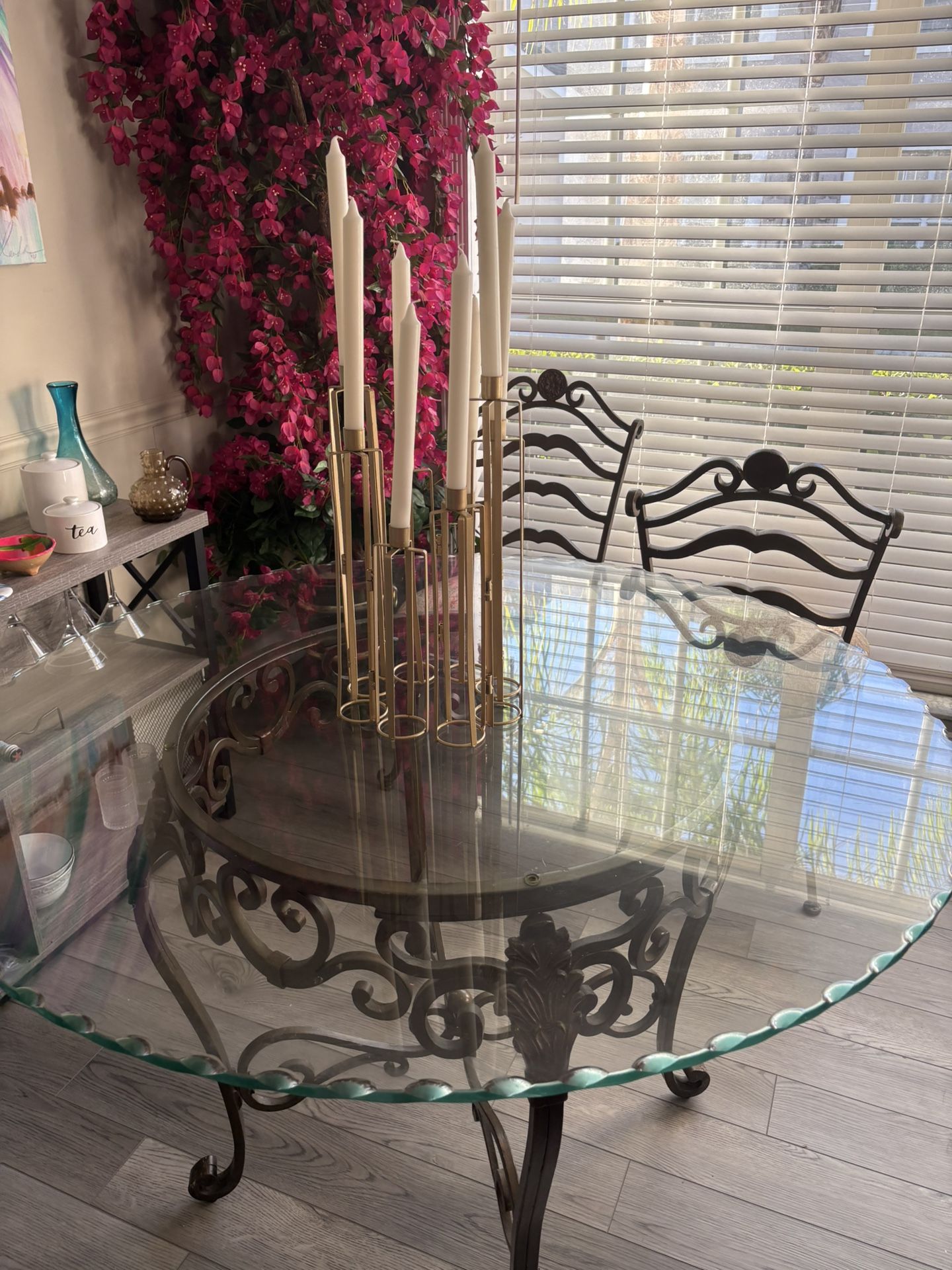 47.7” beautiful round glass with scallop edges & 4 chairs 