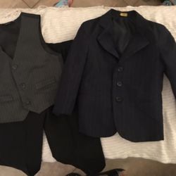 Boy’s suite size 4 (3 pieces)
