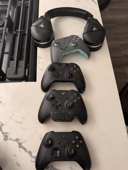 4 Controllers And Turtle Beach Headset