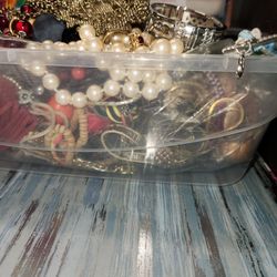 #2277, RETRO JEWELRY (SMALL FLAT RATE BOX) FULL 1 POUND, GREAT AND TO FIX