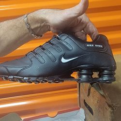 Vintage NEW Nike Shox NZ
Black/White - Black 