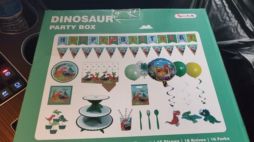 Dinosaur Birthday party box 221pcs for 16 people.