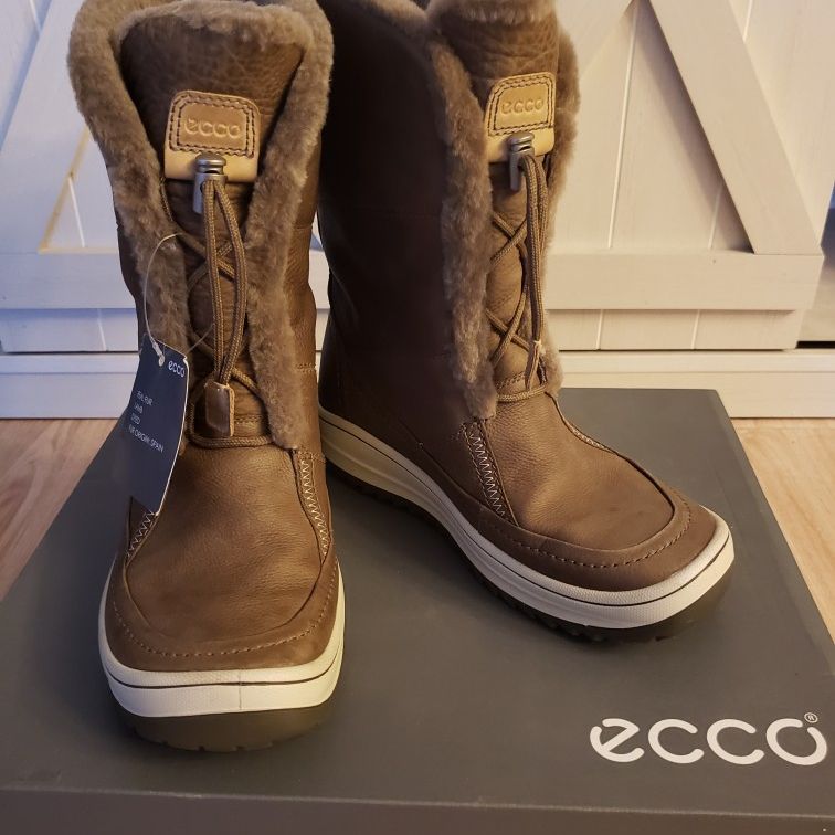 Ecco Women's Trace Cold Weather Boots NWT for Sale in Los Angeles, CA - OfferUp