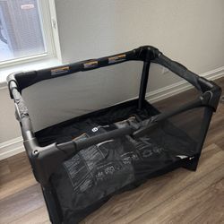 4moms Breeze Plus Portable Playard