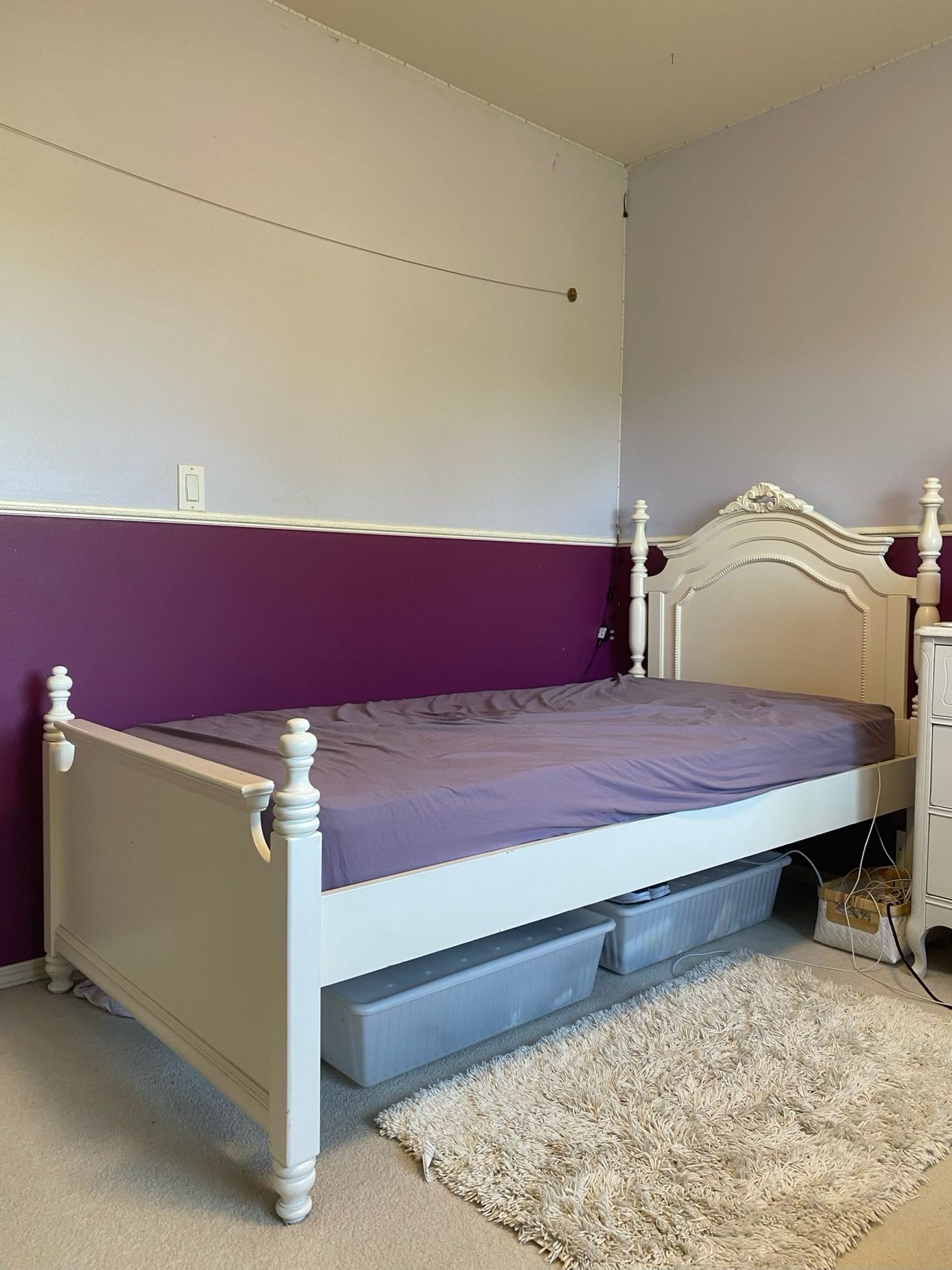 Solid Wood Twin Bed Frame (white)