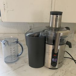 **Selling for Parts Breville BJE510XL Juice Fountain Multi-Speed 900-Watt Juicer Originally $230  It has all its parts but the motor wont turn on.   