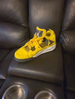 Air Jordan 4 Lightning Yellow Sneaker