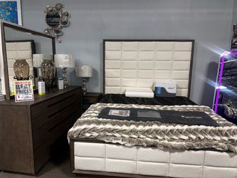 Stunning solid wood bedroom set! 🚨📦 Easy Financing!