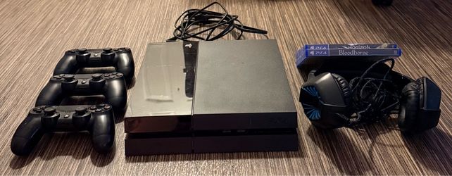 $160 OBO PS4 500GB, 3 Controllers, 1 Headset, 2 Games