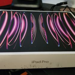 Apple iPad Pro 12.9-inch (6th Generation) 2tb