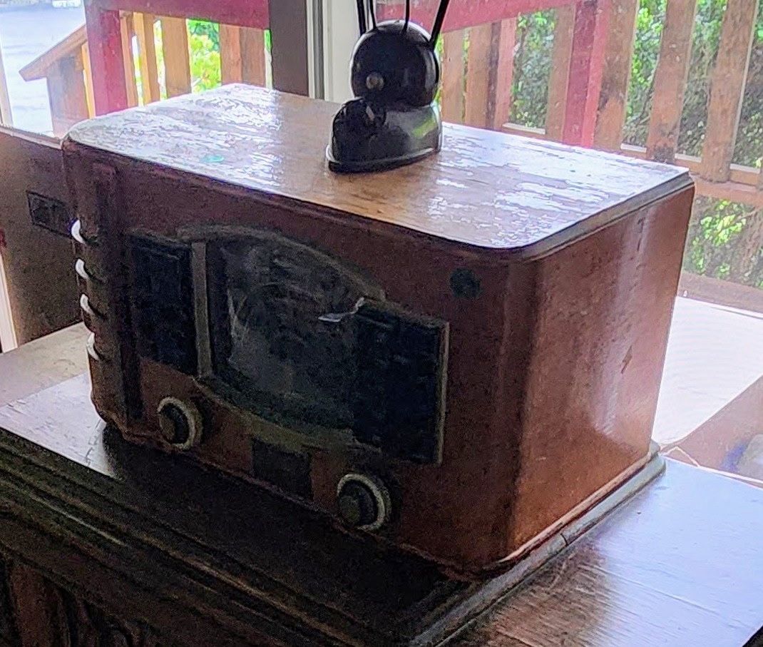 Vintage Zenith Tube Radio