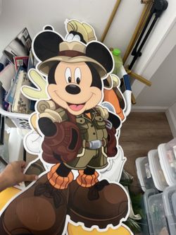 Mickey safari party decor