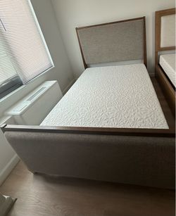 Queen Bedroom Set with Mattress & Dresser Mirror – Solid Wood – Excellent Condition