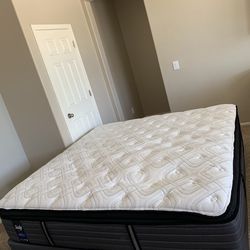 KING SEALY PILLOW TOP MATTRESS AND FREE BOX SPRINGS 