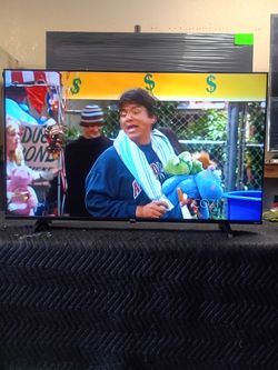 50 inch Roku 4k smart tv beautiful tv comes with remote control shows great quality clear picture works perfect guaranteed