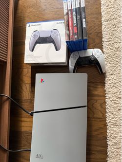 PS5 Slim - upgrade storage, 30th plate, extra controller, games