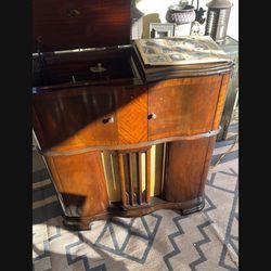1941 RCA Victrola Record Player And Radio Player &140
