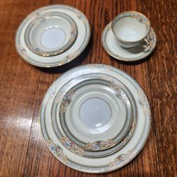 Holiday - Noritake Occupied Japan China Set For 12 With Serving Pieces