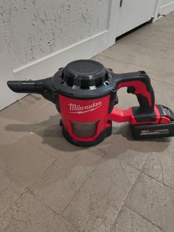 Milwaukee m18 vacuum with accessories and bag