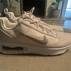 Women’s Nike Air Max Interlock Lite Low Size 9