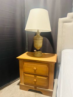 Mesa de noche y lampara