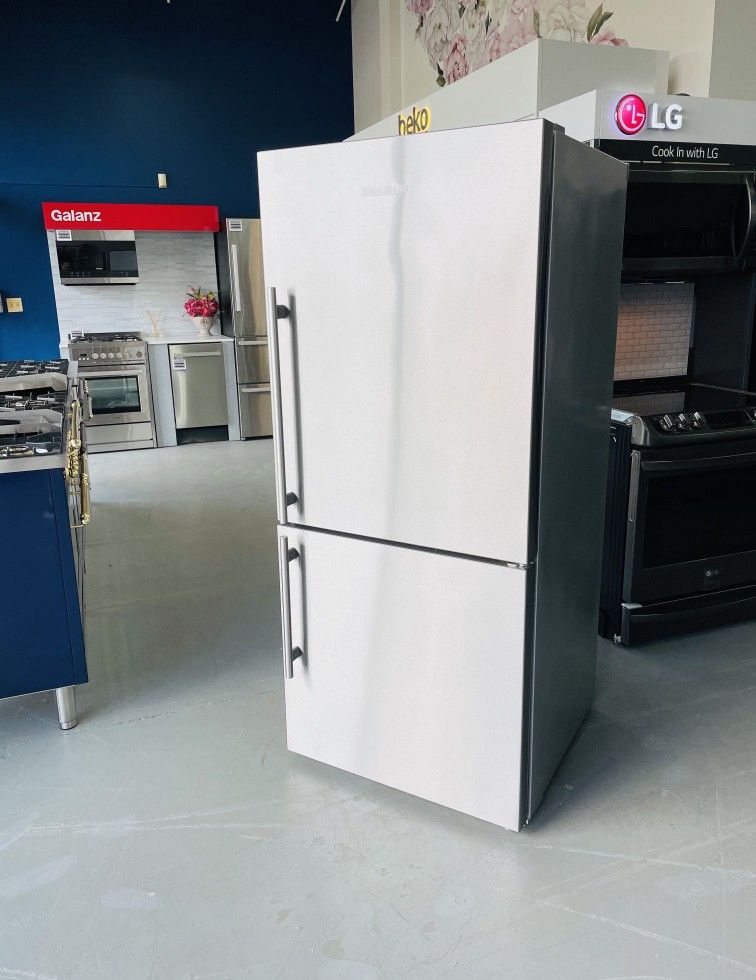 NEW Blomberg BRFBSSN 30 Inch Bottom-Freezer Refrigerator