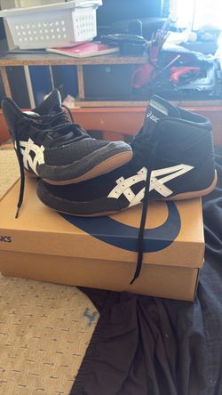 ASIC wrestling shoes size 10