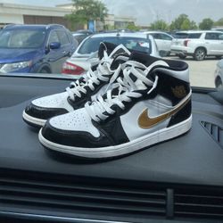 Air Jordan 1 Mid Patent SE 'Black Gold'