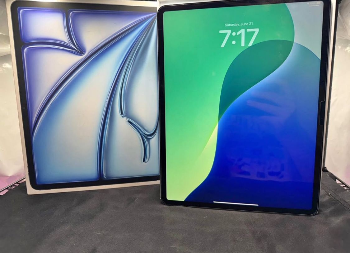 Apple iPad Air M2 256GB Like New With Case And Pen