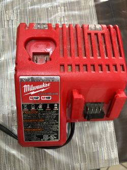 Milwaukee M18 & M12 Multi-Voltage Charger
