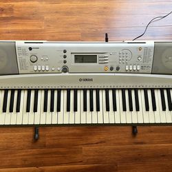 Yamaha YPT-300 Keyboard, silver
