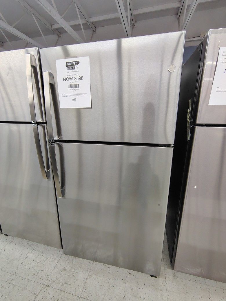 $598 GE 17.5 Cu Ft Top Freezer Refrigerator
