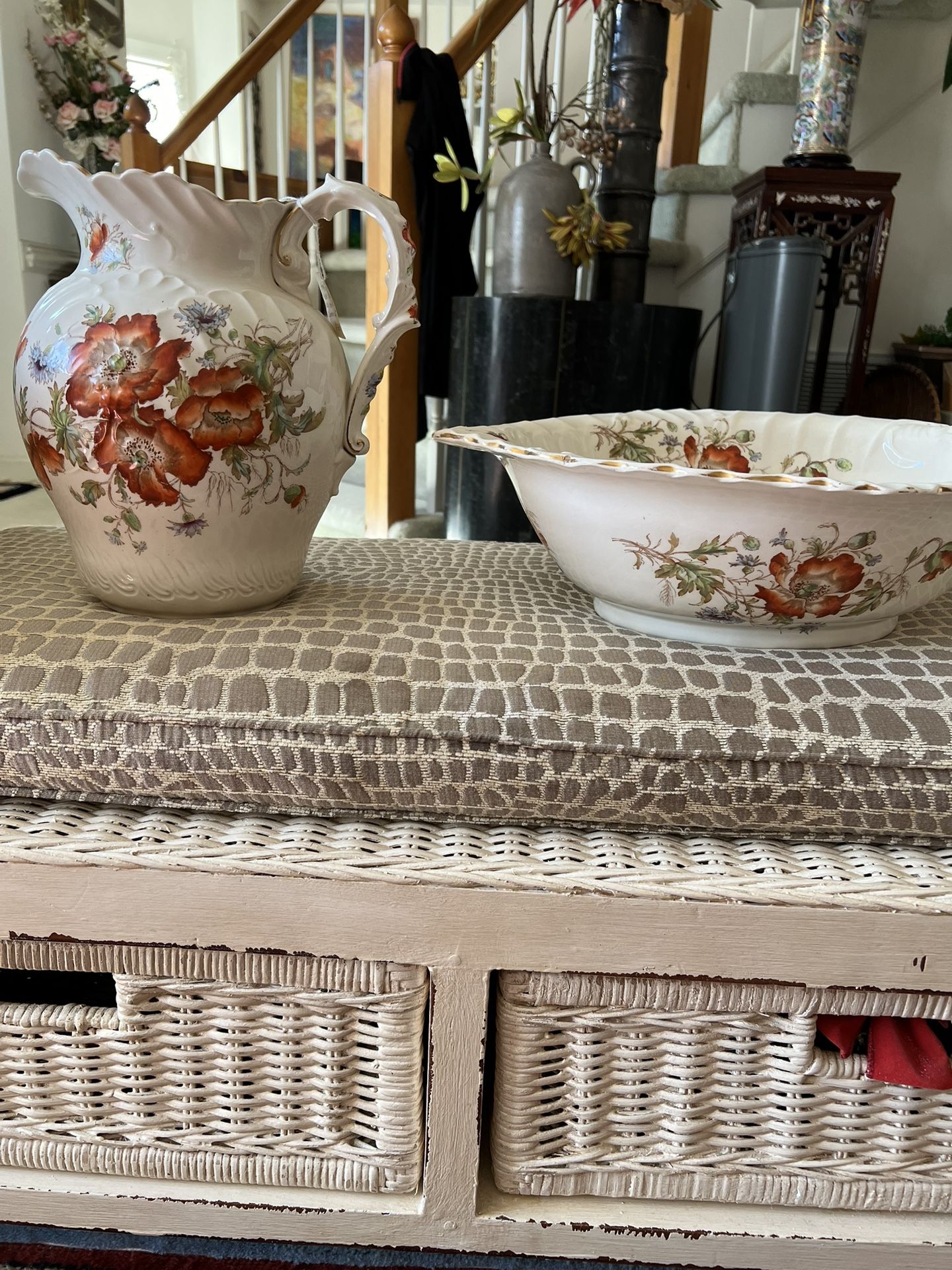 A hand-painted ceramic jug and basin from before 1800.