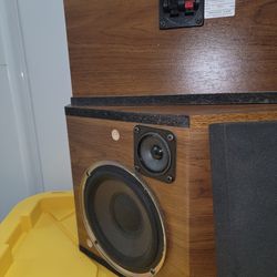 Bose 2.2 Bookshelf Speakers in Great Condition 