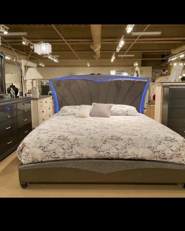 New Queen Size Bedroom Set /29 Down