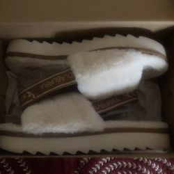 UGG SANDALS *NEW* SIZE 10