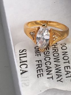 LADIES GOLD TONE RHINESTONE RING SIZE 8.5