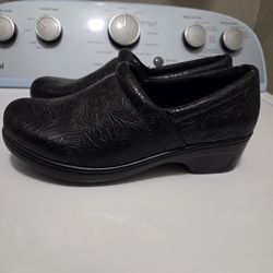 Women Nursing Shoes.