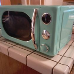 Vintage Looking Microwave 