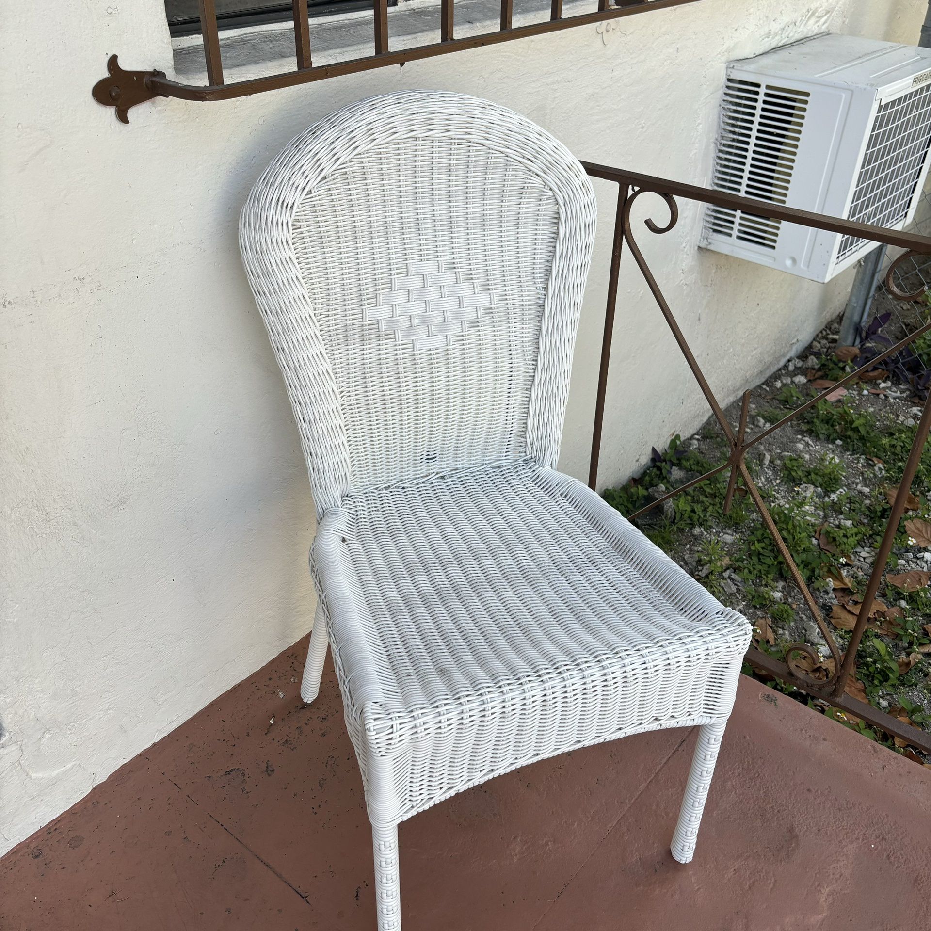 White Outdoor Patio Furniture 