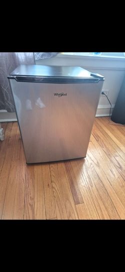 Whirl Pool Mini Fridge