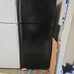 Black GE fridge