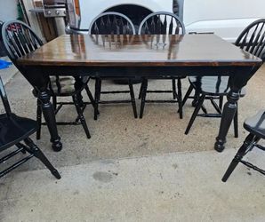 Beautiful kitchen table with 6 chairs