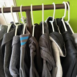 Large Lot- 20+ Pieces MENS Jackets Sweatshirts Like New!! Cold Mornings!! 