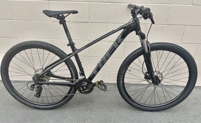 2022 Trek Marlin 5 Mountain bicycle size 17 in great condition