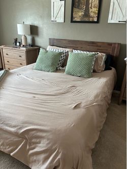 Queen Platform Bed Frame – Walnut Finish – Great Condition