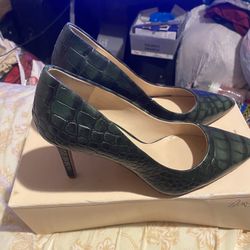 Torgeis Daisy pump in dark green crocodile-embossed faux leather