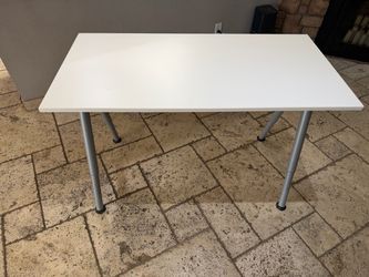 Adjustable height desk / table
